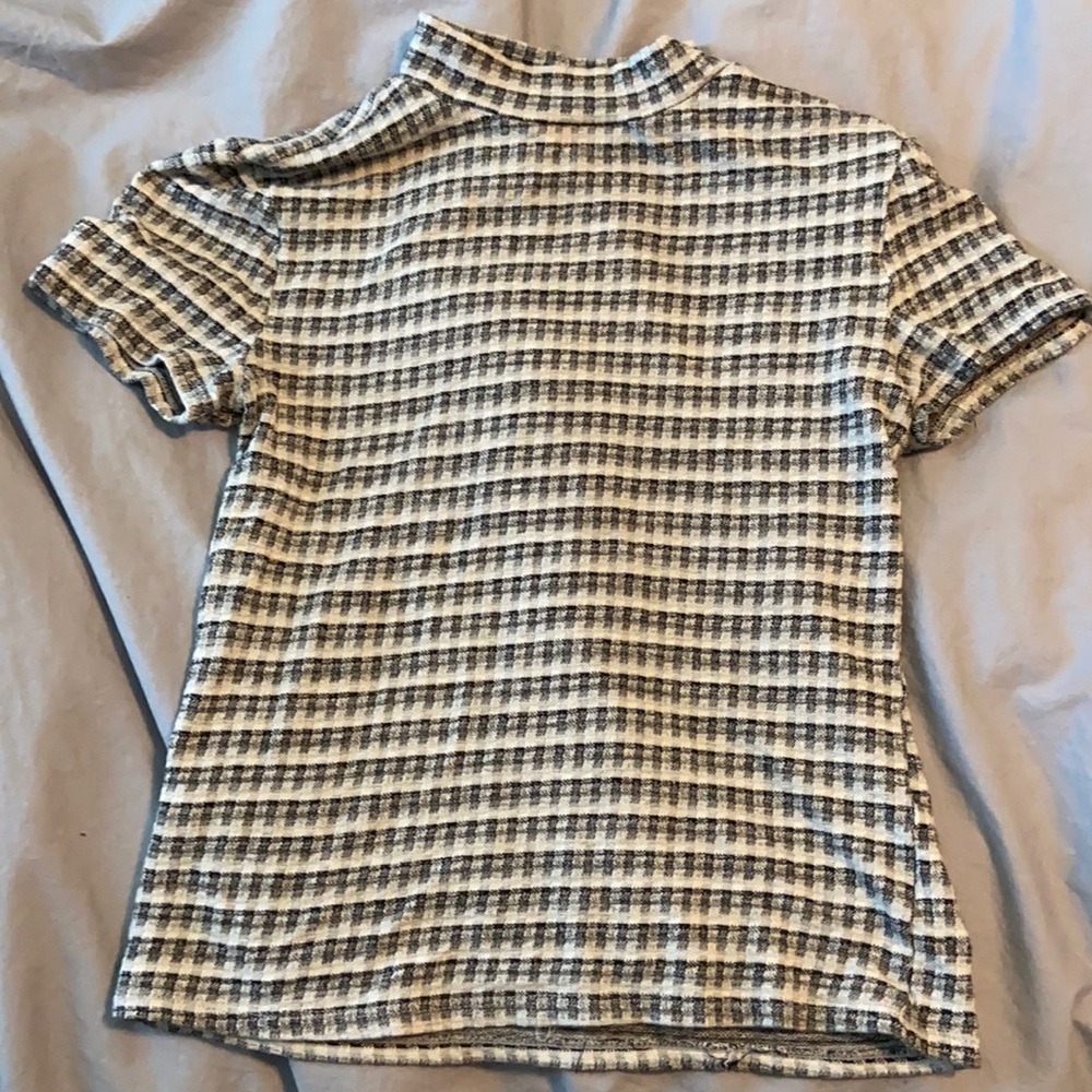 No boundaries, size S, grey and white t shirt.